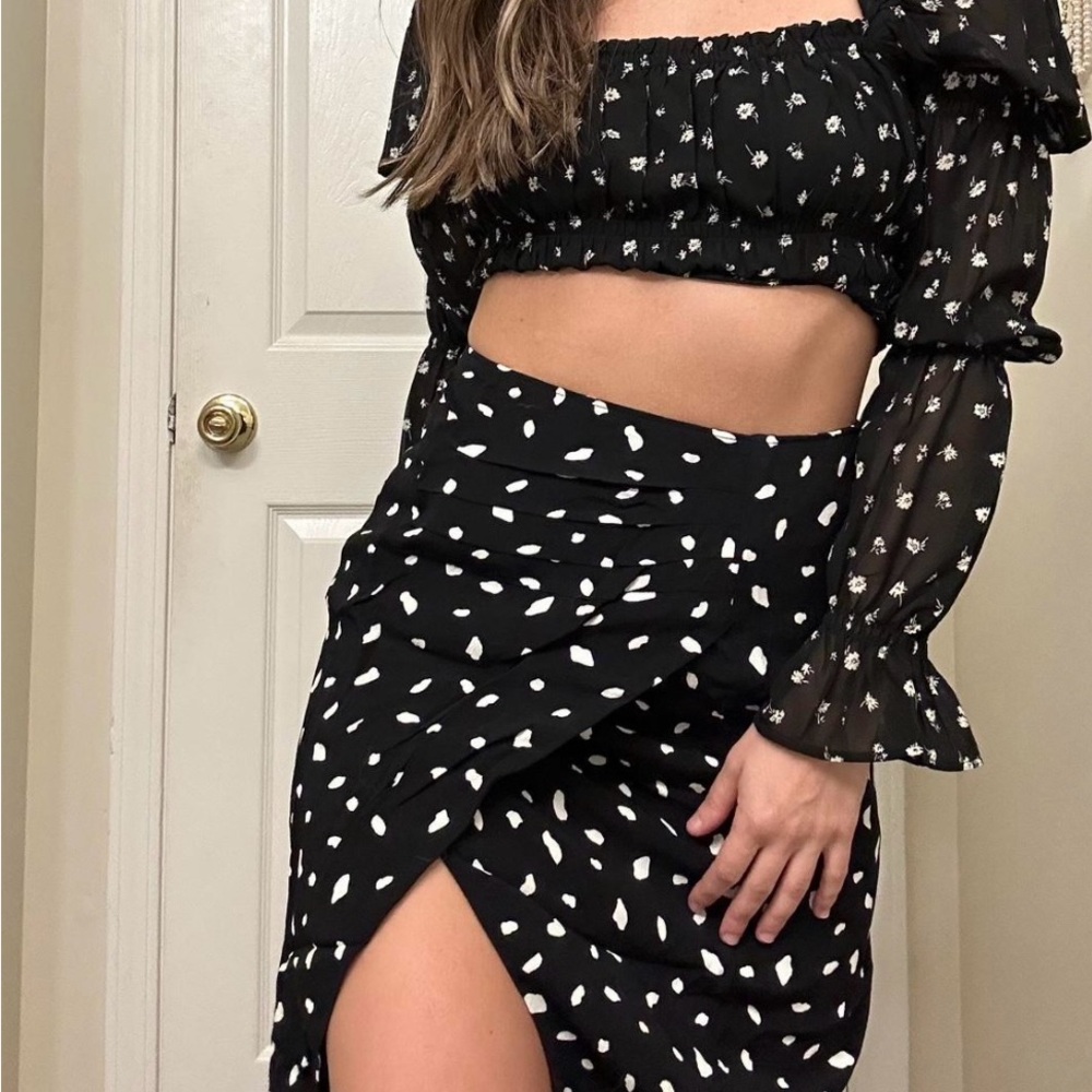 Abercrombie Black and White Knee Length Dot Skirt with Side Slit - Picture 2 of 4